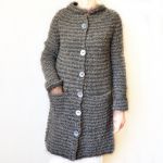 Prosty, elegancki sweter handmade, robiony na drutach